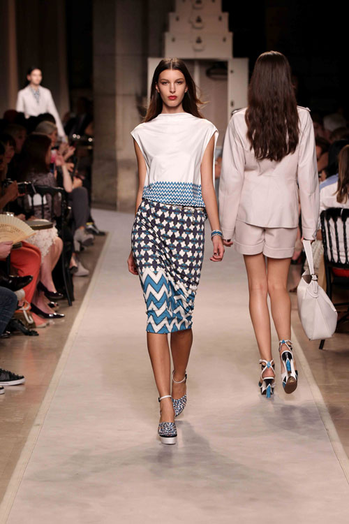 Loewe presenta su colección femenina de moda y accesorios para la primavera-verano 2012