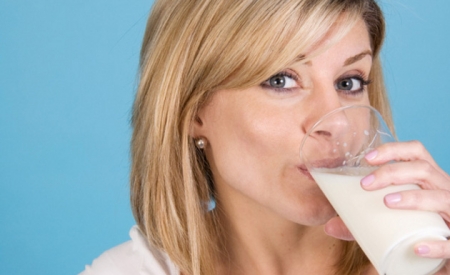 Beber leche mejora la salud del cerebro