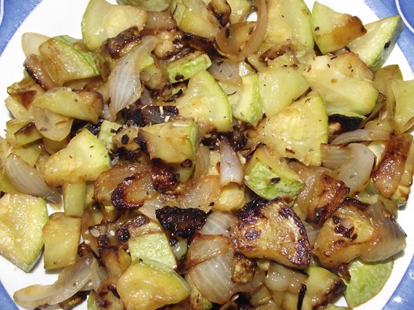 Salteado de Calabacin con Cebolla, Bichos y un toque de hierbas