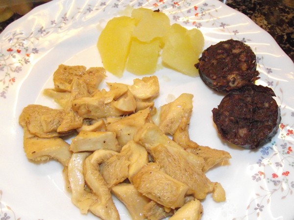 Lengua de Vaca con Patatas y Butifarra Negra Lengua de Vaca con Patatas y Butifarra Negra