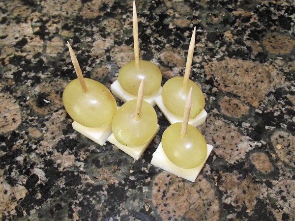 Pincho de Uva con Queso de Cabra Pincho de Uva con Queso de Cabra