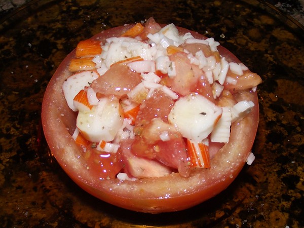 Tomate relleno de surimi con hierbas provenzales