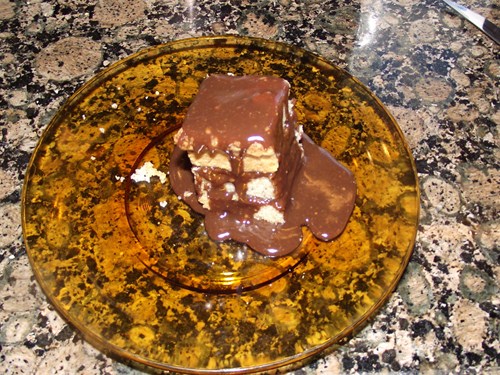 Milhojas de bizcocho con salsa de chocolate y cacahuete
