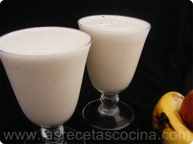 Batido cremoso de plátano y manzana Batido cremoso de plátano y manzana