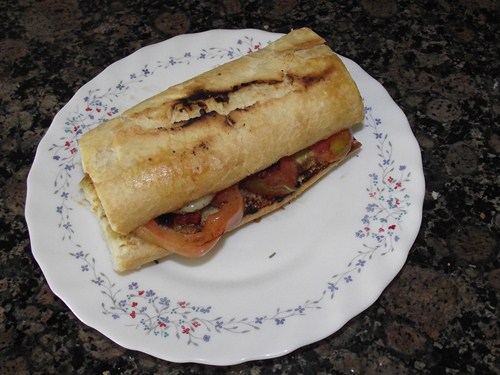 Bocadillo tostado de ensalada y chorizo