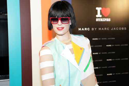 Bimba Bosé con gafas de sol de Marc Jacobs