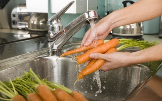 correcto lavado de manos en cocina de alimentos