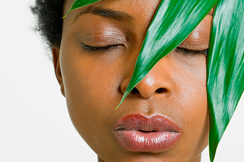 mujer con planta en el pelo