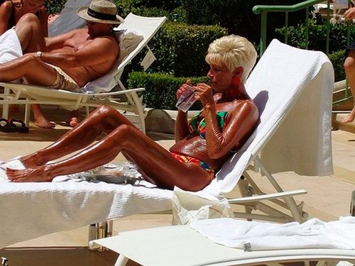 mujer con tanorexia