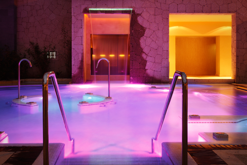 Imagen nocturna del Spa L'Occitane en el Gran Hotel BahÃa del Duque´Resort