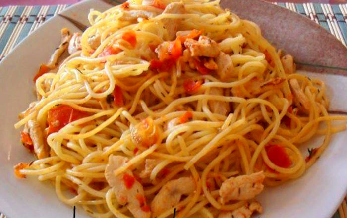 Espaguetis con pollo y tomate natural, receta saludable