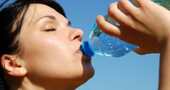 Beber seis u ocho vasos de agua al día no garantiza estar sano