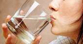 Beber dos vasos de agua adelgaza, si los tomas antes de comer